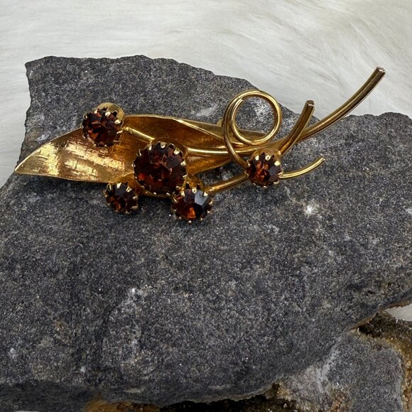 Vintage Gold Tone Leaf w/ Topaz Rhinestone Brooch  Prong Set - Picture 2 of 6